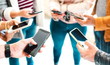 Arkadaş grubu cep telefonundaki içeriği paylaşıyor - Sosyal medya ağı ile izleme uygulaması kullanan insanların ellerini kapatın - Teknoloji kavramı her zaman milenyuma bağlı - canlı parlak filtre