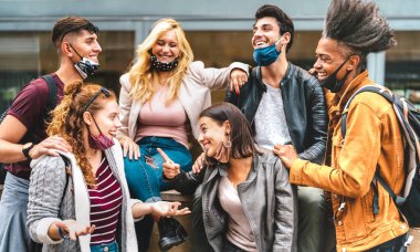 Şehir merkezinde eğlenen çok ırklı arkadaşlar - Kentsel alanda birlikte zaman geçiren mutlu erkekler ve kızlar - Lockdwon 'un yeniden açılmasının ardından sonbahar tatilinde üniversite öğrencileri - Sıcak karşıtlık filtresi