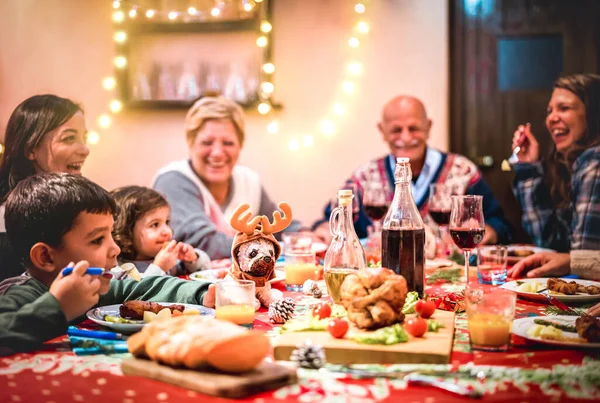 Keluarga Besar Multi Generasi Bersenang Senang Pesta Makan Malam Natal — Stok Foto