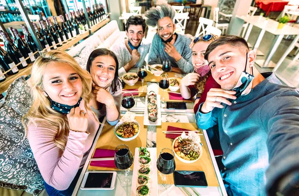 Friends Taking Selfie Sushi Bar Restaurant New Normal Lifestyle Concept — Stock Photo, Image