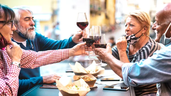 Casais Seniores Brindam Vinho Tinto Bar Restaurante Com Máscaras Faciais — Fotografia de Stock