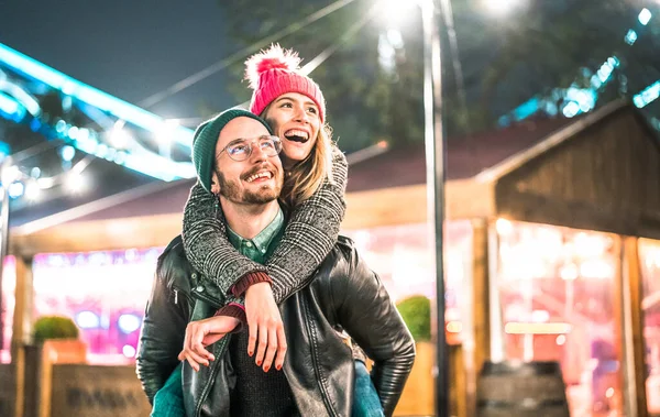 사랑하는 부부가 여행을 즐기는 귀여운 여자와 남자의 뒷모습 따뜻하고 필터에 — 스톡 사진
