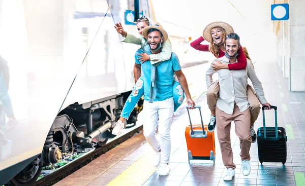 기차역 승강장에서 서둘러 달리는 부부들 마스크를 청소년들과 새로운 정상적 백라이트 — 스톡 사진