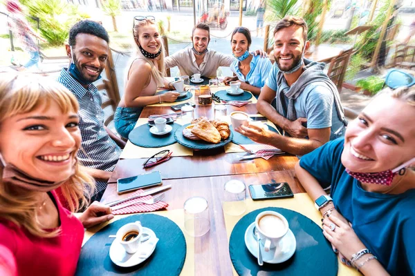 Amigos Tomando Selfie Cafetería Bebiendo Capuchino Con Mascarillas Abiertas Personas — Foto de Stock