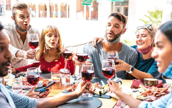 Amigos Brindando Vinho Tinto Bar Restaurante Usando Máscaras Abertas Novo — Fotografia de Stock