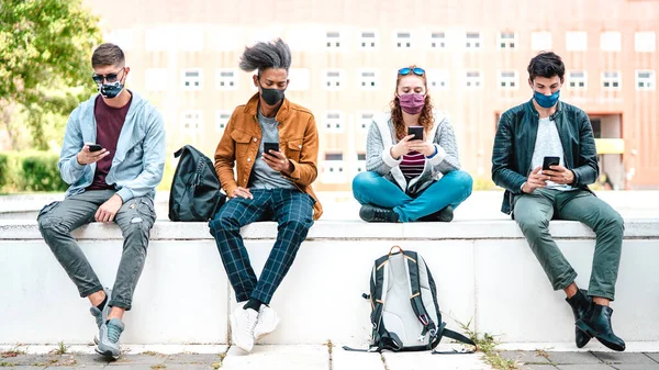 Millenial Friends Using Smartphones Face Mask Covid Second Wave Besorgte — Stockfoto