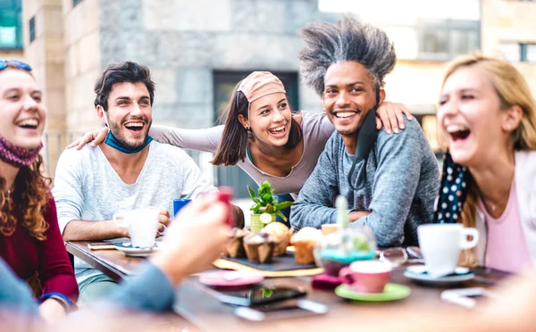 Multiracial Přátelé Baví Pití Společně Kavárně Mladí Lidé Smějící Restauraci — Stock fotografie