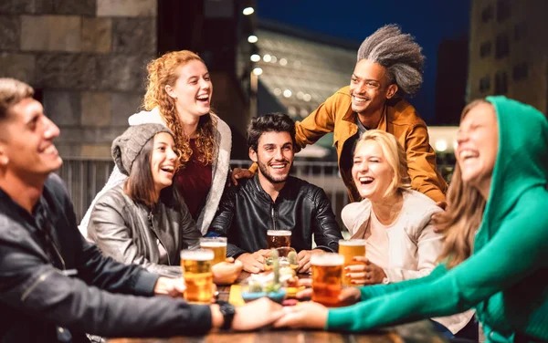 Vrolijke Mensen Drinken Bier Brouwerij Bar Buiten Vriendschap Lifestyle Concept — Stockfoto