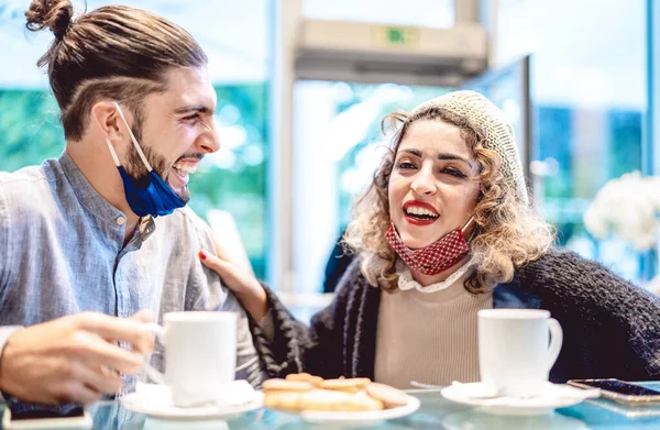 Glückliches Paar Mit Gesichtsmaske Beim Gemeinsamen Spaß Der Bar Cafeteria — Stockfoto