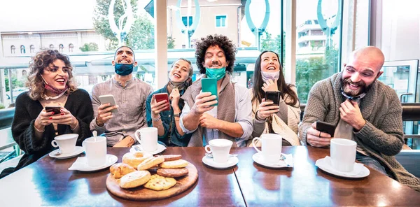 커피숍에서 전화를 사용하는 친구들 얼굴이 마스크를 네트워크에서 비디오를 사람들과의 새로운 — 스톡 사진