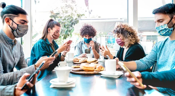 Millenial People Using Mobile Smart Phones Coffee Bar New Normal — Foto Stock