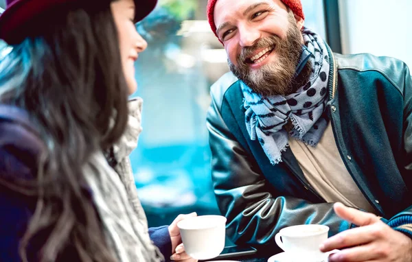 Glad Par Prata Och Kul Tillsammans Bar Cafeteria Vinter Livsstil — Stockfoto