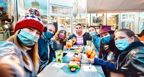 Amigos Tomando Selfie Fora Bar Cocktail Novo Conceito Estilo Vida — Fotografia de Stock