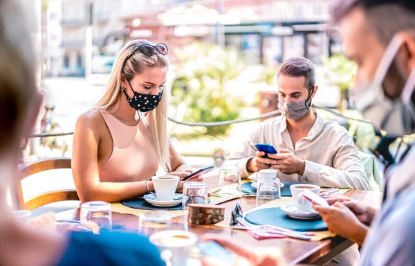 Junge Freunde Mit Mobiltelefonen Der Kaffeebar Neues Normales Lifestylekonzept Mit — Stockfoto