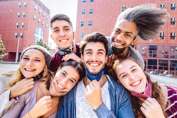 Wielorasowe Przyjaciele Biorąc Selfie Otwartą Maską Twarzy Kampusie Uczelni Szczęśliwa — Zdjęcie stockowe