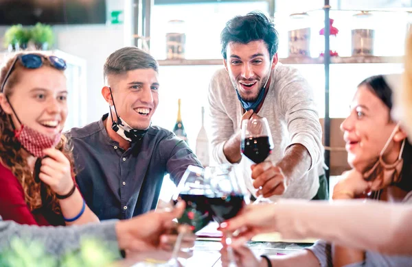 Amigos Brindar Por Vino Restaurante Con Máscaras Faciales Nuevo Concepto — Foto de Stock