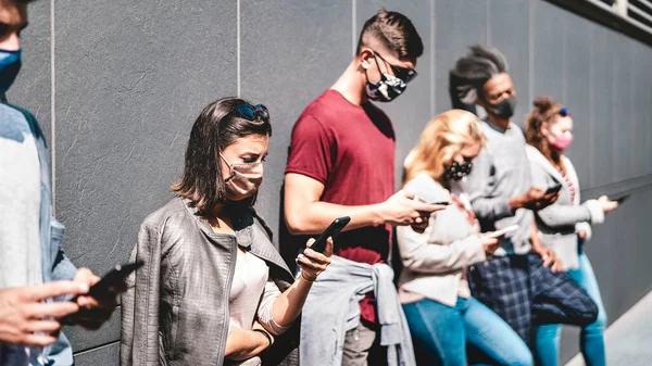 Vista Lateral Las Personas Que Usan Teléfono Móvil Cubierto Por — Foto de Stock