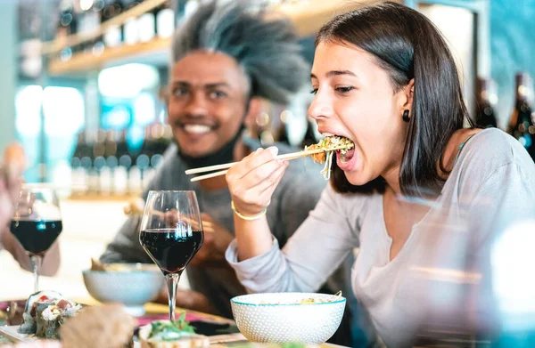 Happy Couple Eating Poke Bowl Sushi Bar Restaurant Food Lifestyle — Stock Photo, Image