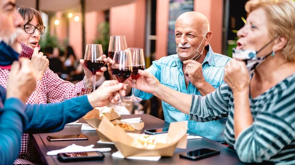 Amigos Sênior Brindar Vinho Bar Restaurante Usando Máscara Facial Aberta — Fotografia de Stock