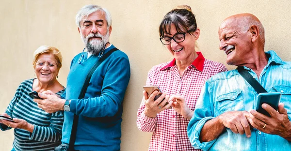 Счастливые Старшие Друзья Веселятся Современными Смартфонами Пенсионеры Делятся Контентом Онлайн — стоковое фото