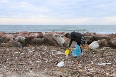 Genç Kız Plajdan Çöp Topluyor.