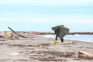 Genç Kız Plajdan Çöp Topluyor.