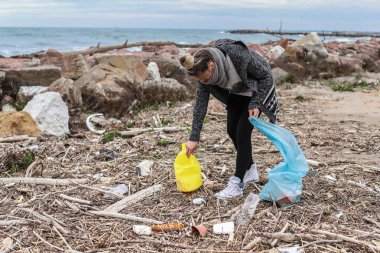 Genç Kız Plajdan Çöp Topluyor.
