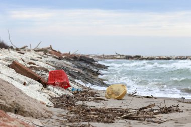 Çevresel bir sorun. Ekoloji konsepti. Plastik plajda yazılar var. Sahile çöp döktüm.