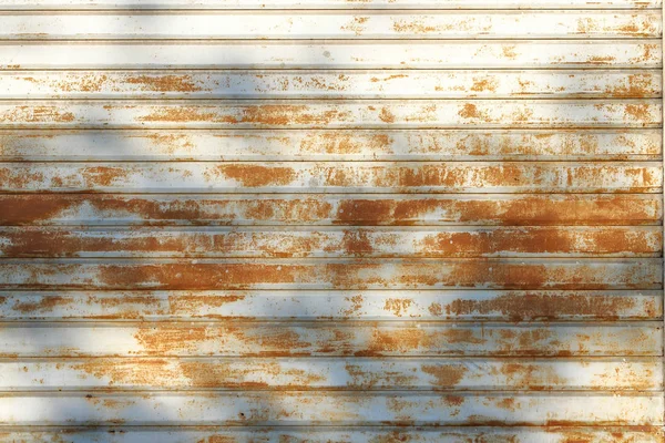 Garagem porta textura despojada, painel de metal enferrujado textura fundo — Fotografia de Stock