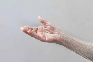 Yaşlı kadının eli. Yaşlı bayan yardım bekliyor. Hafif arka plan ile yaşlı kavramı.