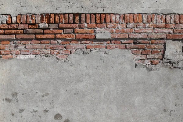 오래된 지저분한 질감, 벽돌이있는 회색 콘크리트 벽. 시멘트 서핑 — 스톡 사진