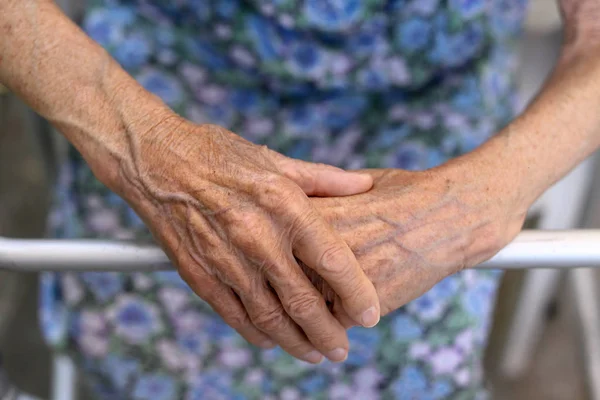 A mão da velhota. A senhora idosa está à espera de ajuda. Senior senhora experimentando mau serviço e condições em casa de repouso de aposentadoria. Conceito de envelhecimento — Fotografia de Stock