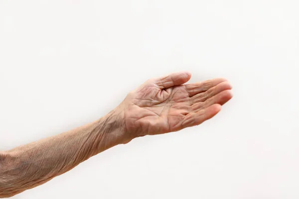 La mano de una anciana. La anciana está esperando ayuda. Concepto anciano con fondo claro . — Foto de Stock