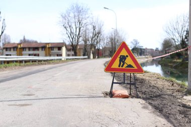 Çalışmaya devam işareti. Kapalı yol, onarım bakım çalışmaları