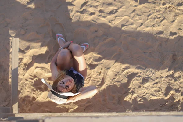 Portrait d'une belle fille sexy bronzée sur la plage. Femme relaxante en maillot de bain sur le sable. Concept de vacances d'été — Photo
