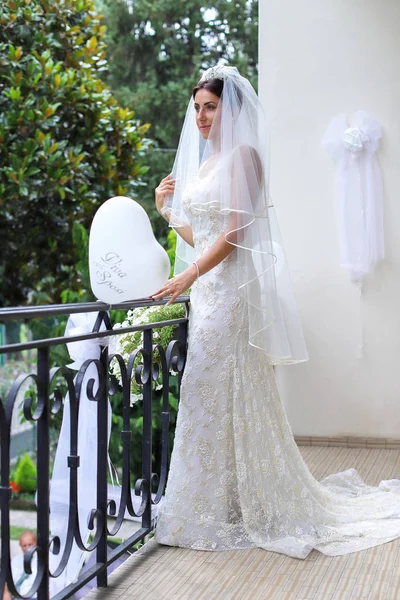 Красивая невеста в моде свадебное платье на естественном фоне. Ошеломляющая молодая невеста невероятно счастлива. В день свадьбы. Красивый портрет невесты . — стоковое фото