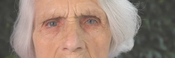 Retrato de una hermosa mujer de 90 años. Mujer madura pensativa trastornada, malestar, perdida en pensamientos, demencia o trastorno mental, mujer mayor frustrada de cerca . — Foto de Stock