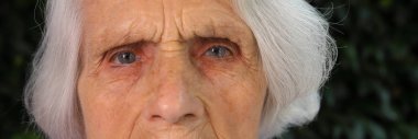 90 yaşında güzel bir kadının portresi. Üzgün düşünceli olgun kadın, iyi hissetme, düşünceler, demans veya ruhsal bozukluk, sinirli yaşlı kadın yakın.