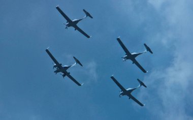 Gökyüzü arka planına karşı dört uçak