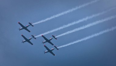 Dört uçak arkalarında bulut bırakıyor.