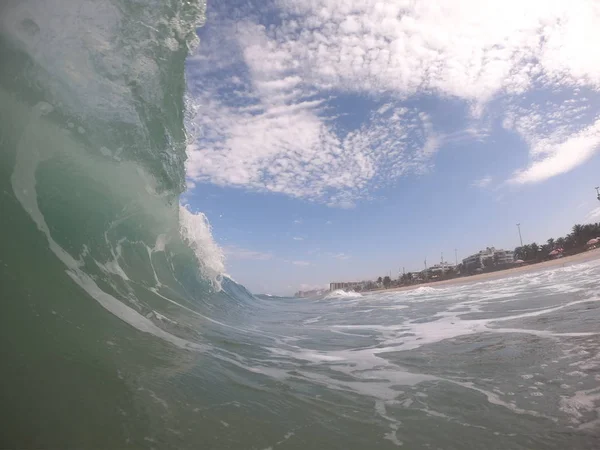 Maravillosa Ola Con Hermoso Cielo Azul Rotura Playa Barra Tijuca —  Fotos de Stock