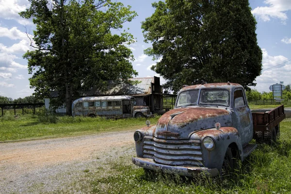 Stary Klasyczny Pickup Truck Szkolny Autobus Junkyard — Zdjęcie stockowe