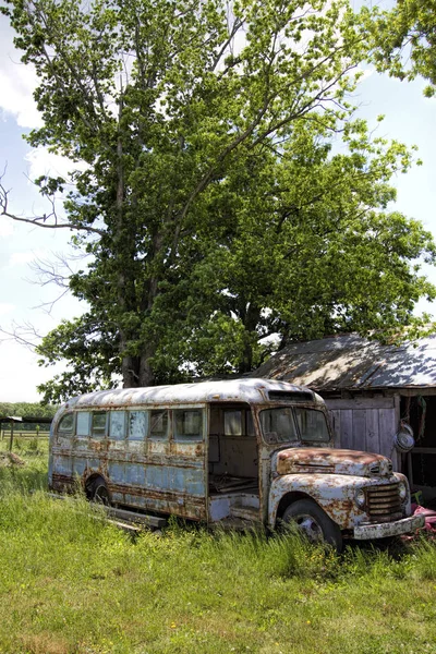 Stary Rusty Junkyard Szkoła Autobus Krajobraz — Zdjęcie stockowe