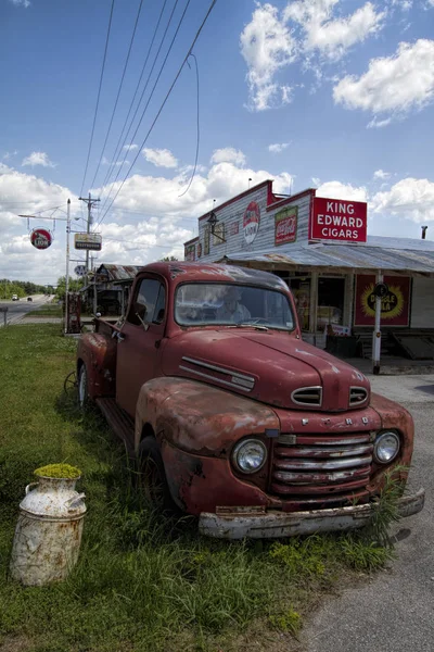 Vintage Classic Old Red Truck Country Store Metal Signs — Stock Photo, Image