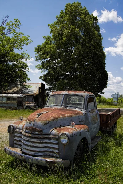 Vintage Clásico Viejo Oxidado Camioneta Autobús Paisaje Chatarra — Foto de Stock