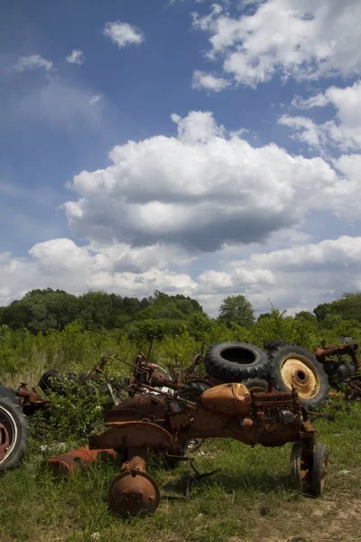 Old Farm Equipment Tractor Parts Junkyard — Foto de Stock