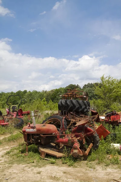 Stary Sprzęt Gospodarstwa Ciągnik Części Junkyard — Zdjęcie stockowe