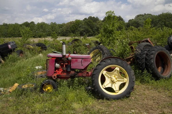 Old Farm Equipment Tractor Parts Junkyard — Foto de Stock