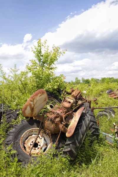 Old Farm Equipment Tractor Parts Junkyard — Foto de Stock