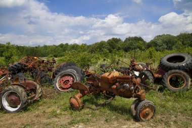 Eski Junked Traktör Parçaları Junkyard Manzara